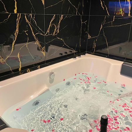 Sejour Detente A Saint-Omer - Jacuzzi Prive, Terrasse, Centre-Ville Et Parking Gratuit Exteriör bild