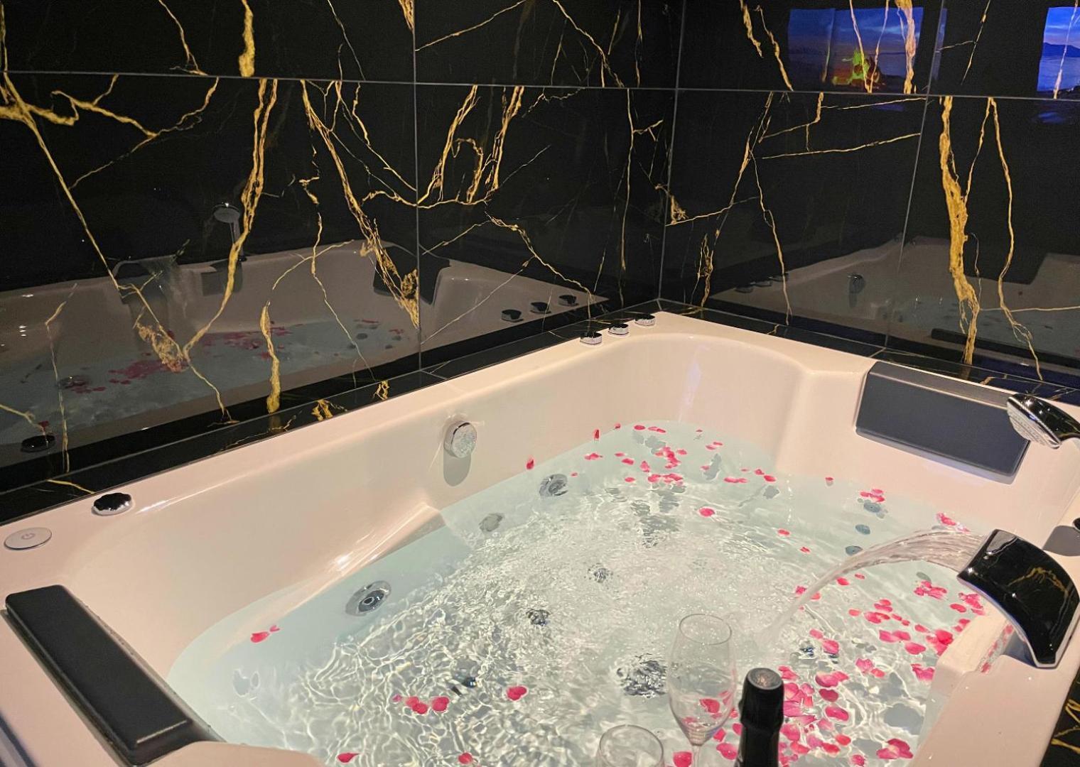 Sejour Detente A Saint-Omer - Jacuzzi Prive, Terrasse, Centre-Ville Et Parking Gratuit Exteriör bild